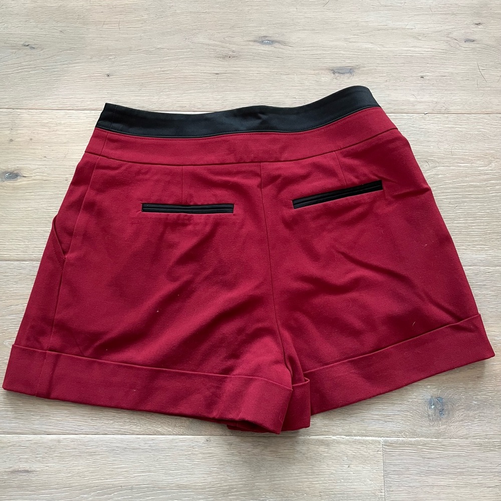 High waisted pleated shorts with faux leather accent - Picture 2 of 4